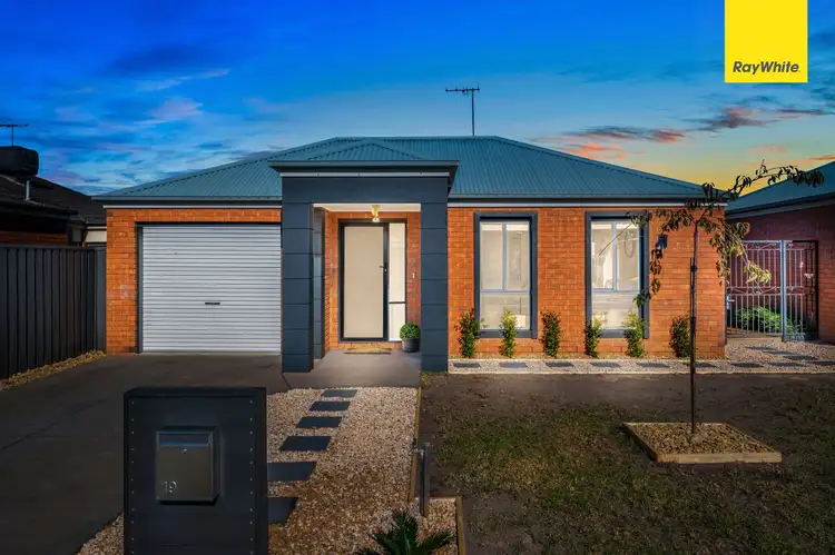19 Dickerson Way, Caroline Springs VIC 3023