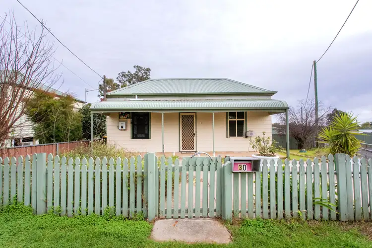 30 Brisbane Avenue, Cowra NSW 2794