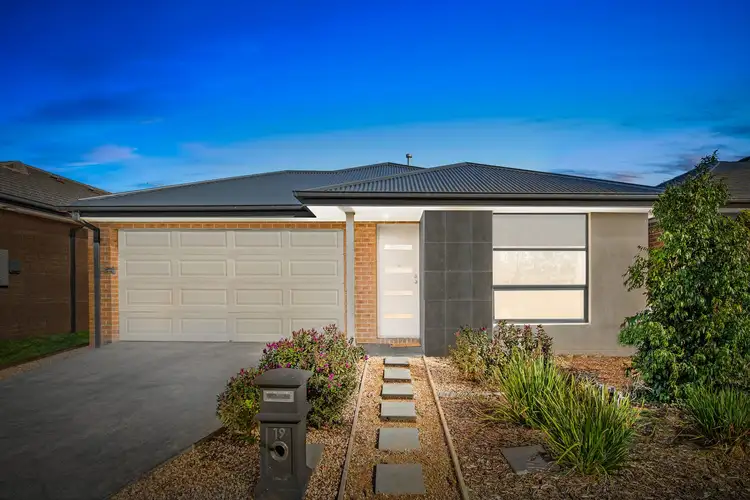 19 Tiverton Terrace, Werribee VIC 3030