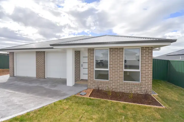 14 & 14A Wallace Way, Kelso NSW 2795