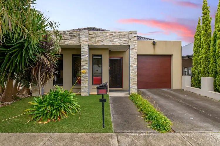 9 Grandstand Avenue, Caroline Springs VIC 3023