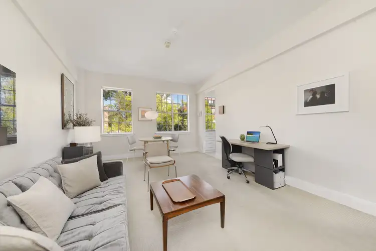2 Greenknowe Avenue