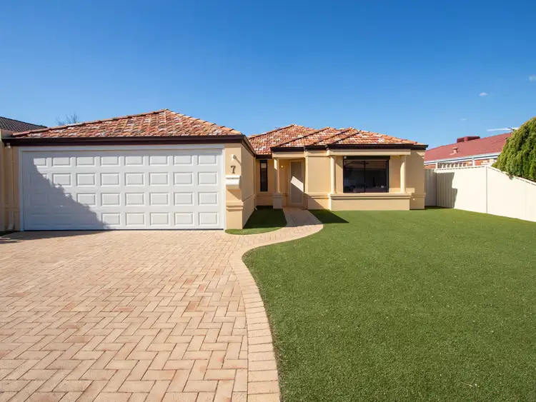 7 Mannix Pass, Queens Park WA 6107