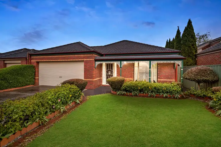 8 Garden Court, Lake Gardens VIC 3355