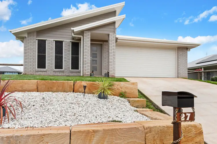 27 Lapwing Crescent, Meringandan West QLD 4352