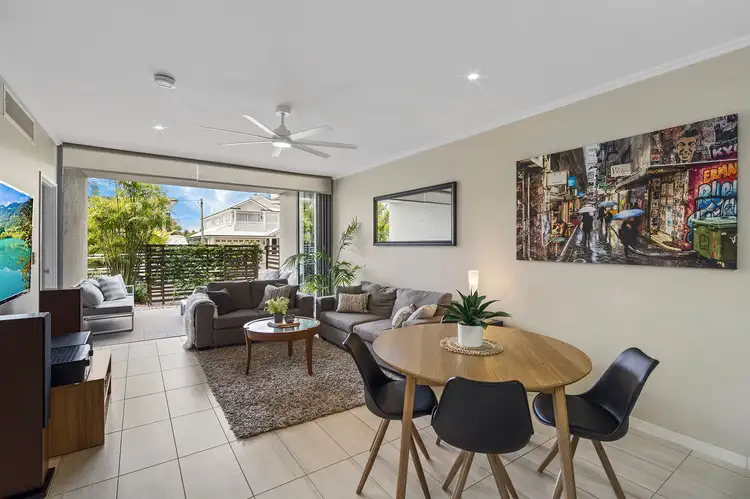 1/64 Barton Road, Hawthorne QLD 4171