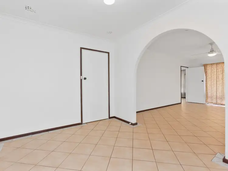 Sixth view of Homely house listing, 3 Kari Court, Camillo WA 6111
