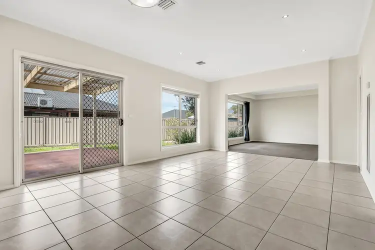 Fifth view of Homely house listing, 2 Dampier Close, Craigieburn VIC 3064