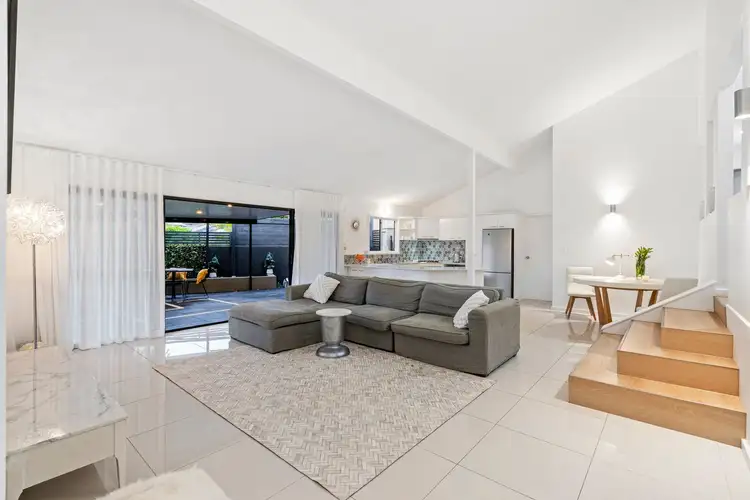 4 Daniel Crescent, Ashmore QLD 4214