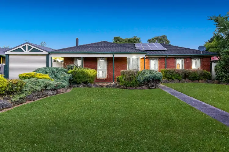 8 Greenlaw Crescent, Berwick VIC 3806
