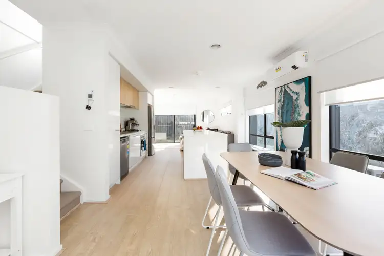 11 Winds Walk (Greenvale Lakes), Roxburgh Park VIC 3064