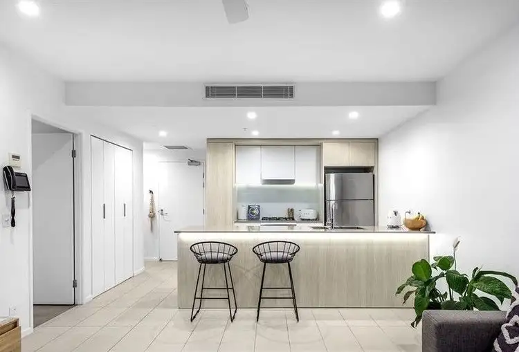 2015/123 Cavendish Road, Coorparoo QLD 4151