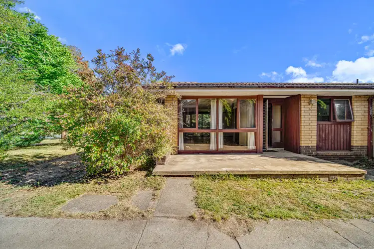 8 Dixon Drive, Holder ACT 2611