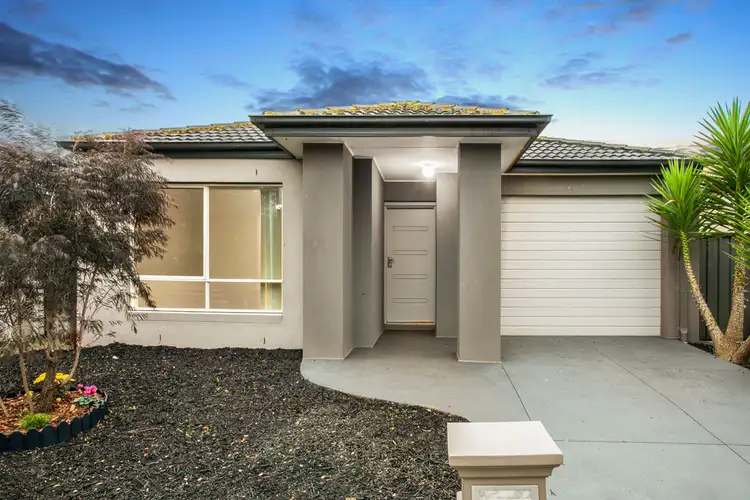 19 Tawleed Grove, Clyde North VIC 3978