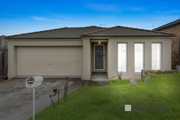 16 McClenaghan Place, Pakenham VIC 3810
