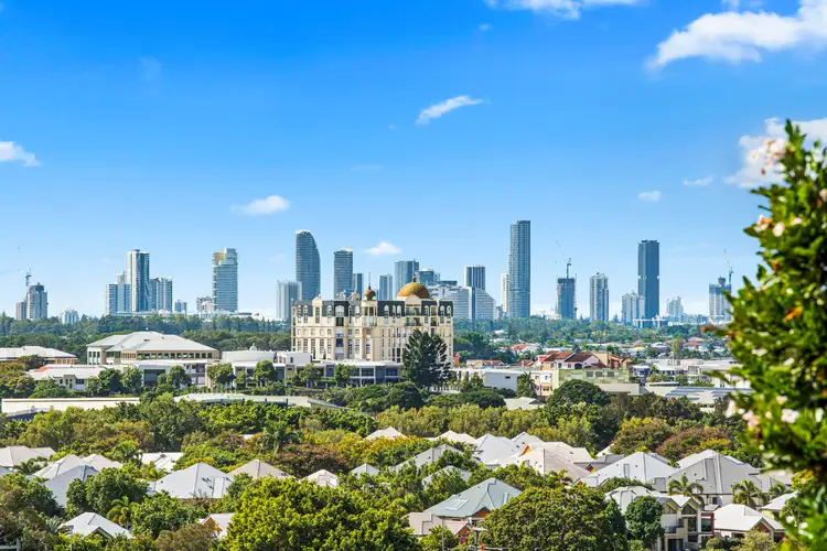5 Summit Crescent, Carrara QLD 4211