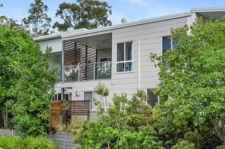 2 Lakes Entrance Drive