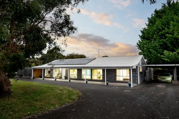 27 Metcalfe Drive, Romsey VIC 3434