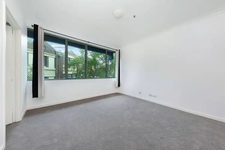 22-40 Sir John Young Crescent
