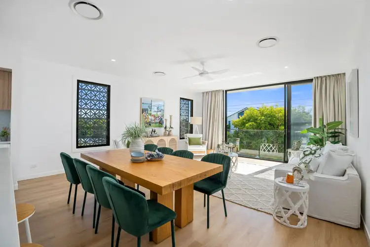 8 Mallard Avenue, Paradise Point QLD 4216