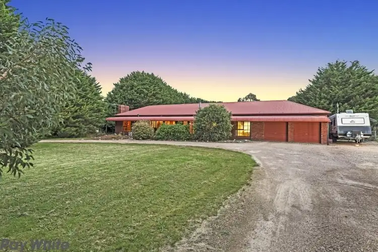 13 Newnham Drive, Romsey VIC 3434