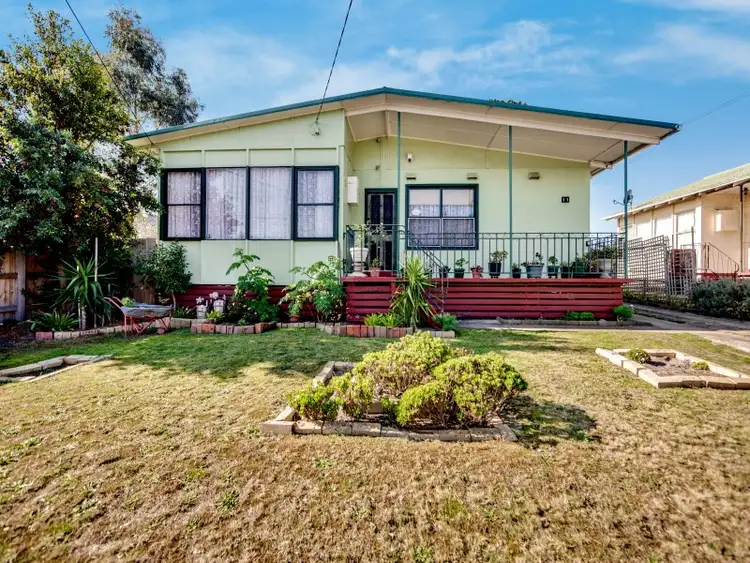 11 Forest Drive, Frankston North VIC 3200