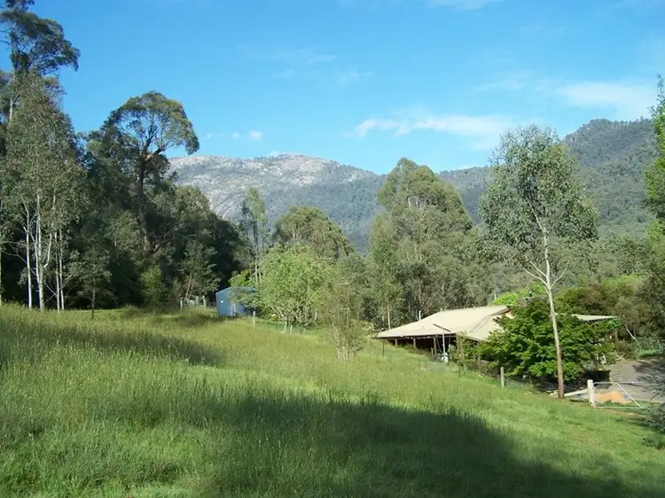10 Crystal Brook Avenue, Porepunkah VIC 3740