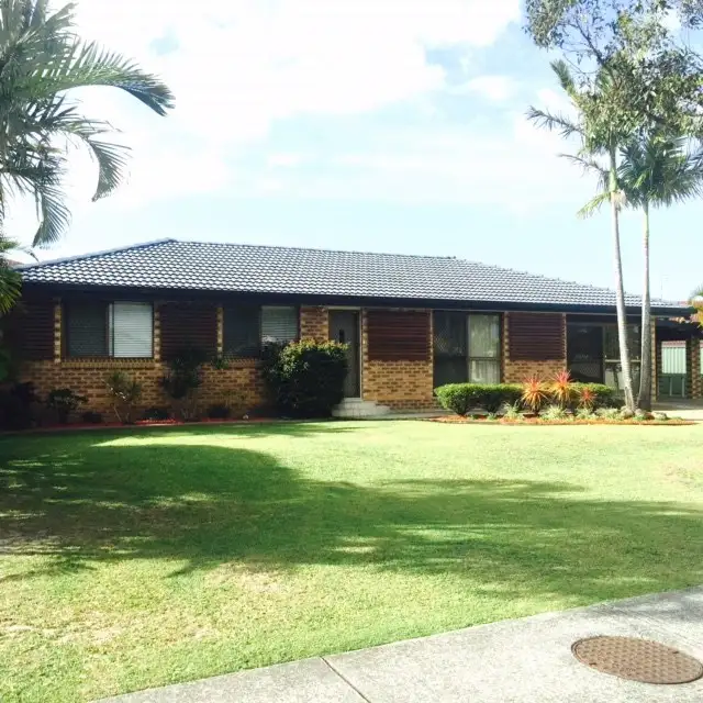 17 Collins Crescent, Benowa QLD 4217