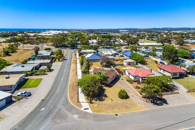 Fourth view of Homely house listing, 1 Critch Place, Wonthella WA 6530