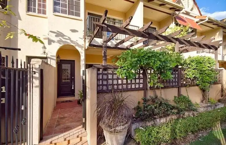 102/2 Greenslopes Street, Cairns North QLD 4870