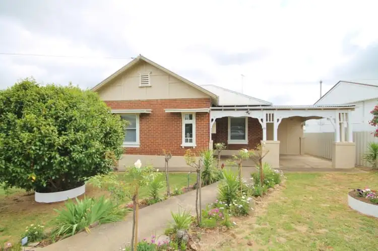 61 Currawong Street, Young NSW 2594
