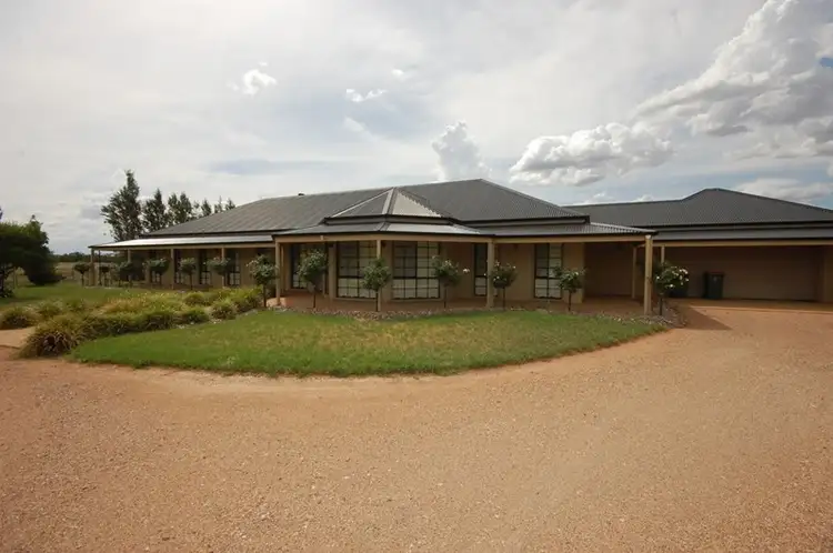 17 Colinroobie Road, Leeton NSW 2705