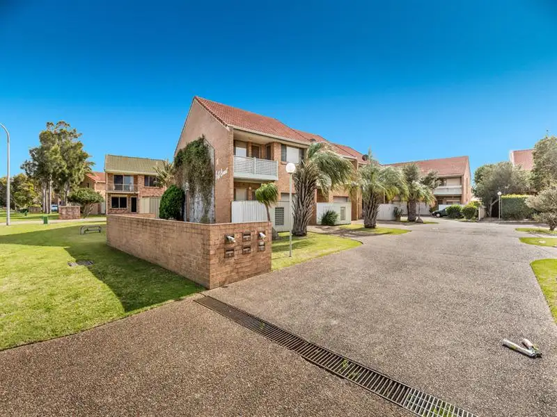 Main view of Homely townhouse listing, 6/11 Grove Circuit, Lake Illawarra NSW 2528