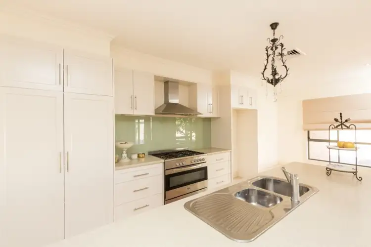 Sixth view of Homely house listing, 8 Bakogiannis Court, Mildura VIC 3500