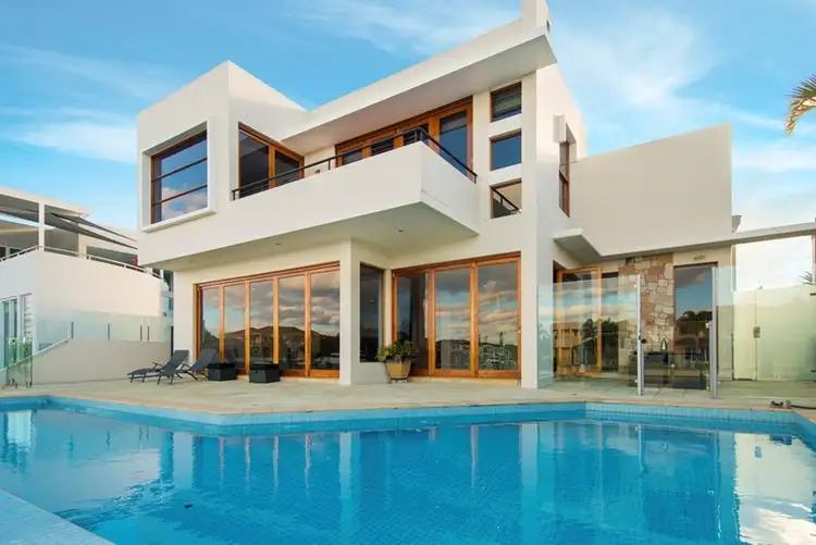 7 The Sovereign Mile, Sovereign Islands QLD 4216