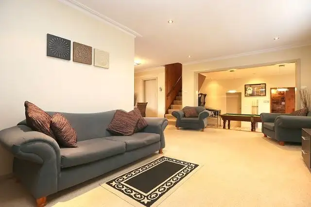 2 Leon Avenue, Georges Hall NSW 2198