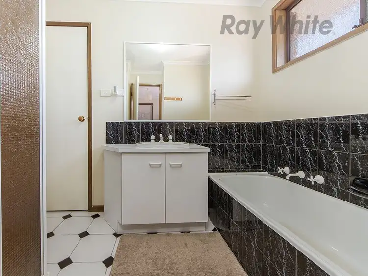 Sixth view of Homely unit listing, 1/16 Currunghi Court, St Albans VIC 3021