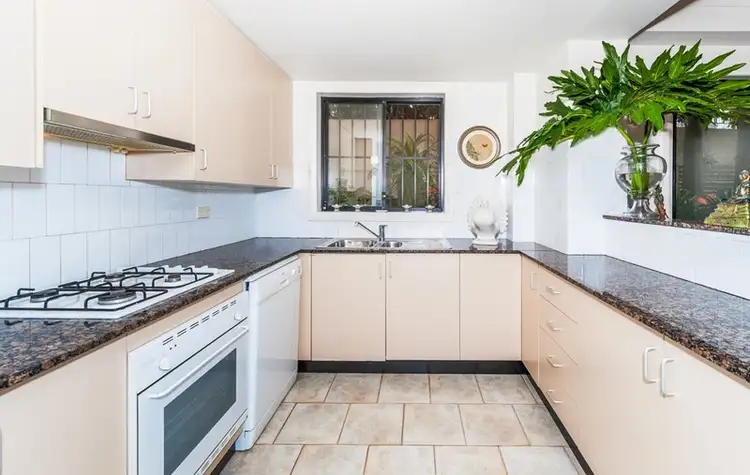 Fifth view of Homely apartment listing, 2/37 Roslyn Gardens, Elizabeth Bay NSW 2011