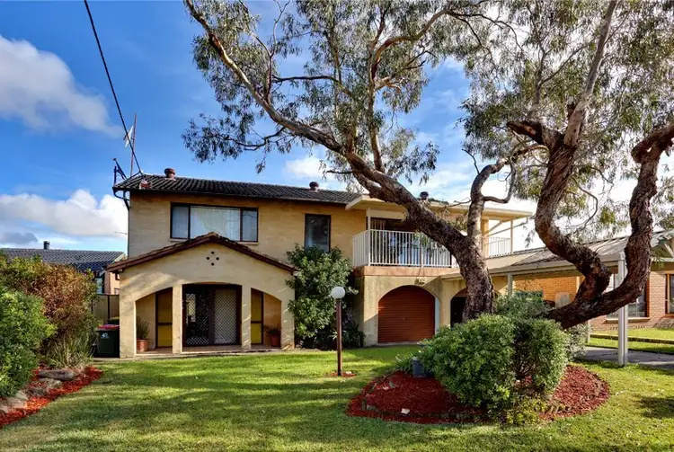 82 Kathleen White Crescent, Killarney Vale NSW 2261