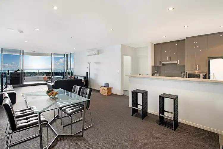 4 Como Crescent, Southport QLD 4215