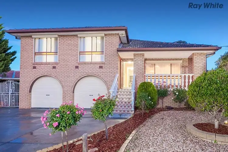 8 Chichester Drive, Taylors Lakes VIC 3038