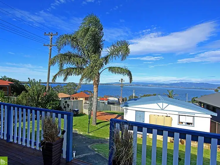42 Grand View Parade, Lake Heights NSW 2502
