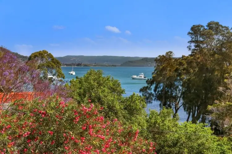 17 Berry Avenue, Green Point NSW 2251