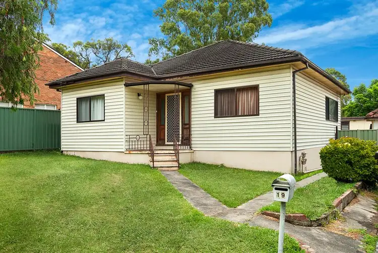 19 Dernancourt Avenue, Engadine NSW 2233