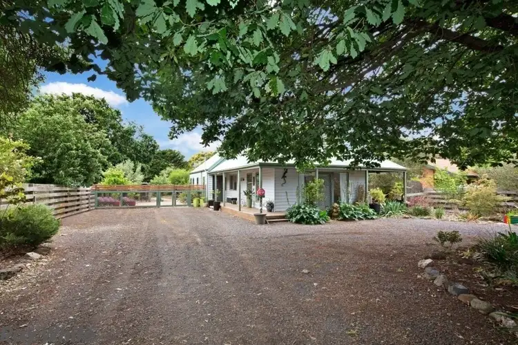 8 Garden Place, Romsey VIC 3434