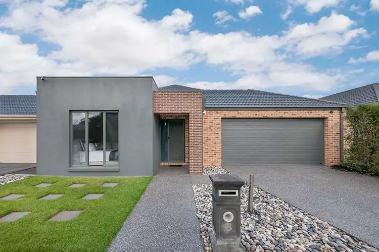 8 Dampier Close, Craigieburn VIC 3064