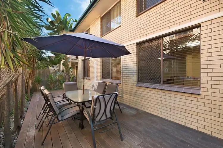 2/6 Rosewood Avenue, Broadbeach QLD 4218