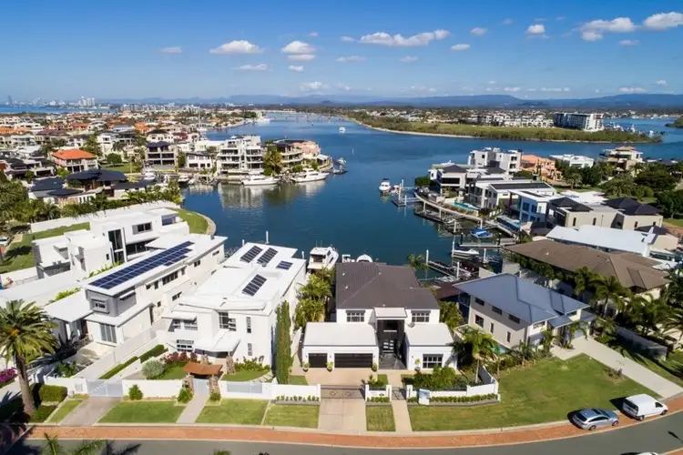 6 Hampton Court, Sovereign Islands QLD 4216