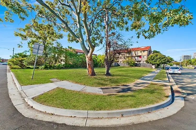 27 Burra Street, Chevron Island QLD 4217