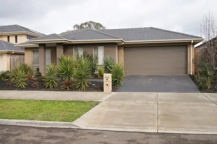 9 Laurimar Blvrd, Doreen VIC 3754